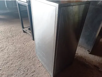 LOTE 188 - 01 CARRINHO DE TRANSPORTE DE ALIMENTOS PARA 7 BANDEJAS E 01 GAVETA EM AÇO INOX. (NO ESTADO, NÃO SABEMOS SE FUNCIONA. LEILÃO NÃO TEM GARANTIA E NEM DEVOLUÇÃO).