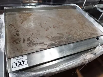 LOTE 127 - 01 CHAPA INDUSTRIAL A GÁS COM PANELEIRO MEDINDO 100CMX80CM EM AÇO INOX PARA FAST FOOD SERVINOX. (NO ESTADO. NÃO. LEILÃO NÃO TEM GARANTIA E NEM DEVOLUÇÃO).