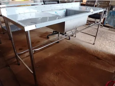 LOTE 183 - 01 BANCADA COM PIA CENTRAL E ESPELHO MEDINDO 180CMX66CM EM AÇO INOX. (NOVO) (NO ESTADO, NÃO SABEMOS SE FUNCIONA. LEILÃO NÃO TEM GARANTIA E NEM DEVOLUÇÃO).