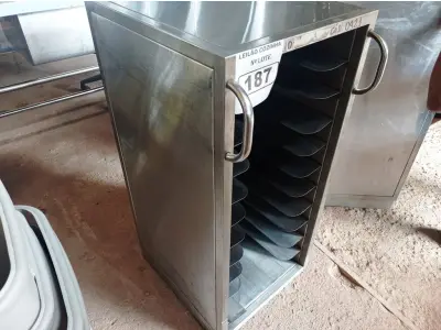LOTE 187 - 01 CARRINHO DE TRANSPORTE DE ALIMENTOS PARA 11 BANDEJAS COM RODINHAS EM AÇO INOX. (NO ESTADO, NÃO SABEMOS SE FUNCIONA. LEILÃO NÃO TEM GARANTIA E NEM DEVOLUÇÃO).