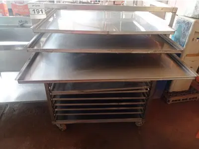 LOTE 191 - 01 CARRINHO INDUSTRIAL COM RODINHAS E 15 BANDEJAS MEDINDO 98CMX96CM EM AÇO INOX. (UTILIZADO PARA INDUSTRIAS DE PIZZA, SALGADOS E PASTEIS) (NO ESTADO, NÃO SABEMOS SE FUNCIONA. LEILÃO NÃO TEM GARANTIA E NEM DEVOLUÇÃO).