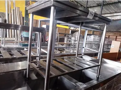 LOTE 114 - 01 MESA COM PANELEIRO MEDINDO 100CMX56CM EM AÇO INOX 304. (NO ESTADO, NÃO SABEMOS SE FUNCIONA. LEILÃO NÃO TEM GARANTIA E NEM DEVOLUÇÃO).
