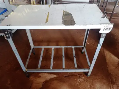 LOTE 185 - 01 MESA COM PANELEIRO MEDINDO 100CMX56CM EM AÇO INOX. (NOVO)(NO ESTADO, NÃO SABEMOS SE FUNCIONA. LEILÃO NÃO TEM GARANTIA E NEM DEVOLUÇÃO).