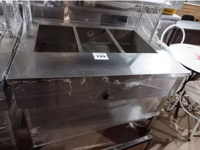 LOTE 133 - 01 BALCÃO INDUSTRIAL AQUECIDO COM PANELEIRO, 03 CUBAS E 02 PASSADORES, MEDINDO 120CMX90CM EM AÇO INOX. (NO ESTADO. LEILÃO NÃO TEM GARANTIA E NEM DEVOLUÇÃO).
