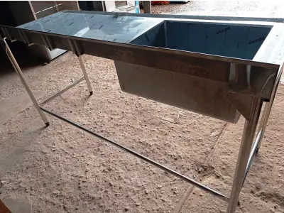 LOTE 179 - 01 BANCADA COM PIA DO LADO ESQUERDO E ESPELHO MEDINDO 180CMX66CM EM AÇO INOX. (NOVO) (NO ESTADO, NÃO SABEMOS SE FUNCIONA. LEILÃO NÃO TEM GARANTIA E NEM DEVOLUÇÃO).