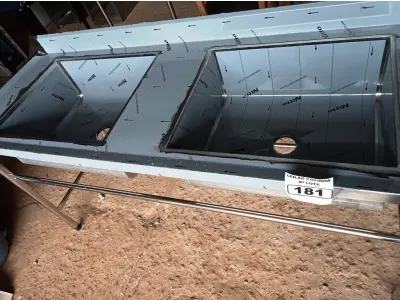 LOTE 181 - 01 BANCADA COM 02 TANQUES E ESPELHO MEDINDO 180CMX66CM EM AÇO INOX. (NOVO) (NO ESTADO, NÃO SABEMOS SE FUNCIONA. LEILÃO NÃO TEM GARANTIA E NEM DEVOLUÇÃO).