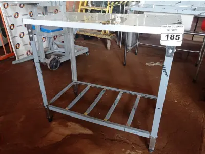 LOTE 185 - 01 MESA COM PANELEIRO MEDINDO 100CMX56CM EM AÇO INOX. (NOVO)(NO ESTADO, NÃO SABEMOS SE FUNCIONA. LEILÃO NÃO TEM GARANTIA E NEM DEVOLUÇÃO).