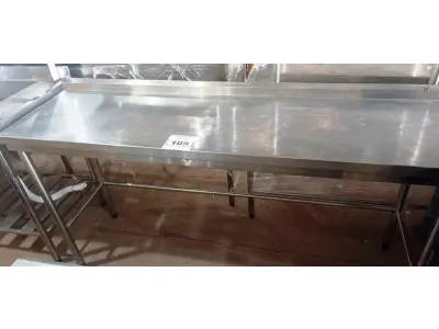 LOTE 109 - 01 MESA COM ESPELHO 178CMX50CM EM AÇO INOX.(NO ESTADO, NÃO SABEMOS SE FUNCIONA. LEILÃO NÃO TEM GARANTIA E NEM DEVOLUÇÃO).