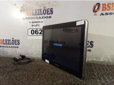 LOTE 062 - 01 TABLET SAMSUNG TAB2 TELA 10.1” COM CABO. (NO ESTADO) ATENÇÃO! FAZER A VISITAÇÃO ANTES DE ARREMATAR, NÃO SABEMOS SE FUNCIONA. LEILÃO NÃO TEM GARANTIA E NEM DEVOLUÇÃO, SUJEITO A POSSÍVEIS AVARIAS VISÍVEIS/OCULTAS E/OU AUSÊNCIA DE COMPONENTES.