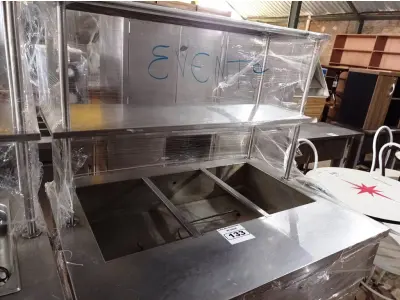 LOTE 133 - 01 BALCÃO INDUSTRIAL AQUECIDO COM PANELEIRO, 03 CUBAS E 02 PASSADORES, MEDINDO 120CMX90CM EM AÇO INOX. (NO ESTADO. LEILÃO NÃO TEM GARANTIA E NEM DEVOLUÇÃO).
