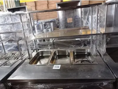 LOTE 132 - 01 BALCÃO INDUSTRIAL AQUECIDO COM PANELEIRO, 03 CUBAS E 02 PASSADORES, MEDINDO 120CMX90CM EM AÇO INOX. (NO ESTADO. LEILÃO NÃO TEM GARANTIA E NEM DEVOLUÇÃO).