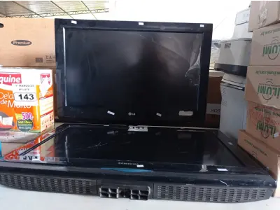 LOTE 141 - 02 TV’S MARCAS E MODELOS DIVERSOS PARA RETIRADA DE PEÇAS. (NO ESTADO) ATENÇÃO! FAZER A VISITAÇÃO ANTES DE ARREMATAR, NÃO SABEMOS SE FUNCIONA. LEILÃO NÃO TEM GARANTIA E NEM DEVOLUÇÃO, SUJEITO A POSSÍVEIS AVARIAS VISÍVEIS/OCULTAS E/OU AUSÊNCIA DE COMPONENTES.