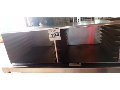 LOTE 194 - 01 ARMÁRIO DE PAREDE COM ENTRADA PARA 14 BANDEJAS EM AÇO INOX MEDINDO 150CMX48CM. (NO ESTADO, NÃO SABEMOS SE FUNCIONA. LEILÃO NÃO TEM GARANTIA E NEM DEVOLUÇÃO).
