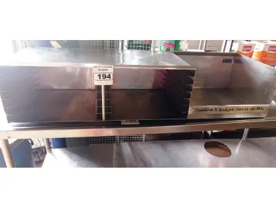 LOTE 194 - 01 ARMÁRIO DE PAREDE COM ENTRADA PARA 14 BANDEJAS EM AÇO INOX MEDINDO 150CMX48CM. (NO ESTADO, NÃO SABEMOS SE FUNCIONA. LEILÃO NÃO TEM GARANTIA E NEM DEVOLUÇÃO).