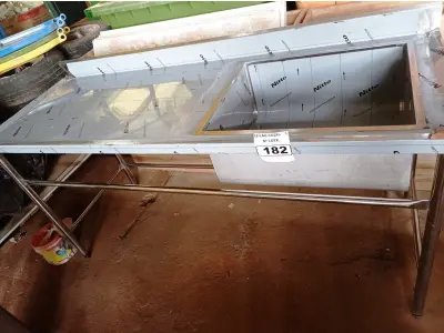 LOTE 182 - 01 BANCADA COM PIA DO LADO DIREITO E ESPELHO MEDINDO 180CMX66CM EM AÇO INOX. (NOVO) (NO ESTADO, NÃO SABEMOS SE FUNCIONA. LEILÃO NÃO TEM GARANTIA E NEM DEVOLUÇÃO).