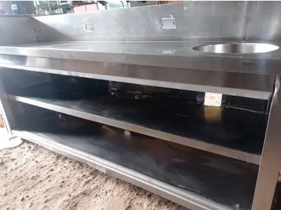 LOTE 153 - 01 BALCÃO SECO COM PIA MEDINDO 200CMX55CM EM AÇO  INOX.(NO ESTADO, NÃO SABEMOS SE FUNCIONA. LEILÃO NÃO TEM GARANTIA E NEM DEVOLUÇÃO).