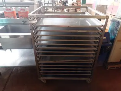 LOTE 191 - 01 CARRINHO INDUSTRIAL COM RODINHAS E 15 BANDEJAS MEDINDO 98CMX96CM EM AÇO INOX. (UTILIZADO PARA INDUSTRIAS DE PIZZA, SALGADOS E PASTEIS) (NO ESTADO, NÃO SABEMOS SE FUNCIONA. LEILÃO NÃO TEM GARANTIA E NEM DEVOLUÇÃO).