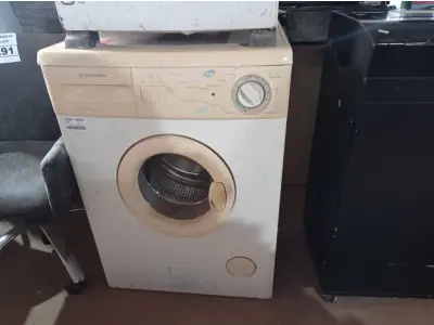 LOTE 290 - 01 FOGÃO A GÁS 04 BOCAS E 01 LAVADORA DE ROUPAS PARA RETIRADA DE PEÇAS. (NO ESTADO) ATENÇÃO! FAZER A VISITAÇÃO ANTES DE ARREMATAR, NÃO SABEMOS SE FUNCIONA. LEILÃO NÃO TEM GARANTIA E NEM DEVOLUÇÃO, SUJEITO A POSSÍVEIS AVARIAS VISÍVEIS/OCULTAS E/OU AUSÊNCIA DE COMPONENTES.