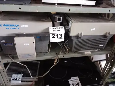 LOTE 213 - 02 RETROPROJETORES VISOGRAF. (NO ESTADO) ATENÇÃO! FAZER A VISITAÇÃO ANTES DE ARREMATAR, NÃO SABEMOS SE FUNCIONA. LEILÃO NÃO TEM GARANTIA E NEM DEVOLUÇÃO, SUJEITO A POSSÍVEIS AVARIAS VISÍVEIS/OCULTAS E/OU AUSÊNCIA DE COMPONENTES.