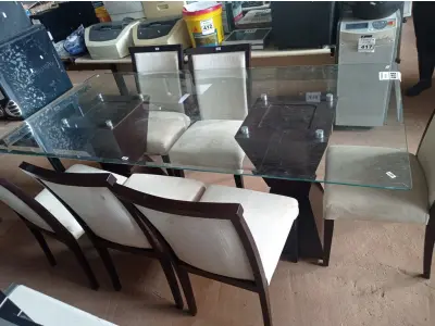 LOTE 418 - 01 MESA DE JANTAR COM TAMPO DE VIDRO E 06 CADEIRAS. (NO ESTADO) ATENÇÃO! FAZER A VISITAÇÃO ANTES DE ARREMATAR, NÃO SABEMOS SE FUNCIONA. LEILÃO NÃO TEM GARANTIA E NEM DEVOLUÇÃO, SUJEITO A POSSÍVEIS AVARIAS VISÍVEIS/OCULTAS E/OU AUSÊNCIA DE COMPONENTES.