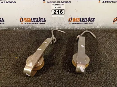 LOTE 216 - 02 SUPORTES DE AÇO PARA CARRETILHA. (NO ESTADO) ATENÇÃO! FAZER A VISITAÇÃO ANTES DE ARREMATAR, NÃO SABEMOS SE FUNCIONA. LEILÃO NÃO TEM GARANTIA E NEM DEVOLUÇÃO, SUJEITO A POSSÍVEIS AVARIAS VISÍVEIS/OCULTAS E/OU AUSÊNCIA DE COMPONENTES.