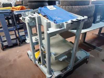LOTE 441 - 02 CARRINHOS DE LIMPEZA INCOMPLETOS. (NO ESTADO) ATENÇÃO! FAZER A VISITAÇÃO ANTES DE ARREMATAR, NÃO SABEMOS SE FUNCIONA. LEILÃO NÃO TEM GARANTIA E NEM DEVOLUÇÃO, SUJEITO A POSSÍVEIS AVARIAS VISÍVEIS/OCULTAS E/OU AUSÊNCIA DE COMPONENTES.