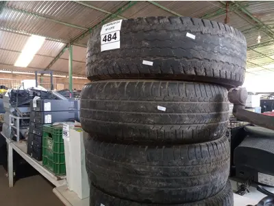 LOTE 484 - 04 PNEUS USADOS DE DIVERSAS NUMERAÇÕES. (NO ESTADO) ATENÇÃO! FAZER A VISITAÇÃO ANTES DE ARREMATAR, NÃO SABEMOS SE FUNCIONA. LEILÃO NÃO TEM GARANTIA E NEM DEVOLUÇÃO, SUJEITO A POSSÍVEIS AVARIAS VISÍVEIS/OCULTAS E/OU AUSÊNCIA DE COMPONENTES.