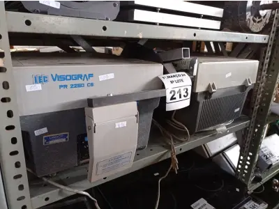 LOTE 213 - 02 RETROPROJETORES VISOGRAF. (NO ESTADO) ATENÇÃO! FAZER A VISITAÇÃO ANTES DE ARREMATAR, NÃO SABEMOS SE FUNCIONA. LEILÃO NÃO TEM GARANTIA E NEM DEVOLUÇÃO, SUJEITO A POSSÍVEIS AVARIAS VISÍVEIS/OCULTAS E/OU AUSÊNCIA DE COMPONENTES.