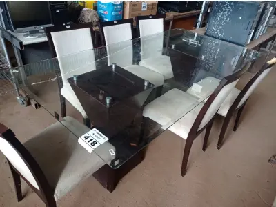 LOTE 418 - 01 MESA DE JANTAR COM TAMPO DE VIDRO E 06 CADEIRAS. (NO ESTADO) ATENÇÃO! FAZER A VISITAÇÃO ANTES DE ARREMATAR, NÃO SABEMOS SE FUNCIONA. LEILÃO NÃO TEM GARANTIA E NEM DEVOLUÇÃO, SUJEITO A POSSÍVEIS AVARIAS VISÍVEIS/OCULTAS E/OU AUSÊNCIA DE COMPONENTES.
