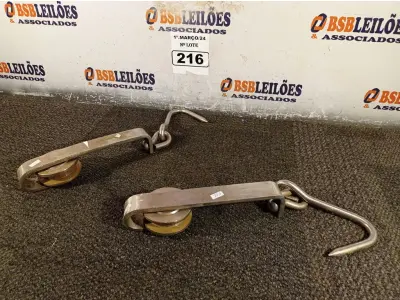 LOTE 216 - 02 SUPORTES DE AÇO PARA CARRETILHA. (NO ESTADO) ATENÇÃO! FAZER A VISITAÇÃO ANTES DE ARREMATAR, NÃO SABEMOS SE FUNCIONA. LEILÃO NÃO TEM GARANTIA E NEM DEVOLUÇÃO, SUJEITO A POSSÍVEIS AVARIAS VISÍVEIS/OCULTAS E/OU AUSÊNCIA DE COMPONENTES.