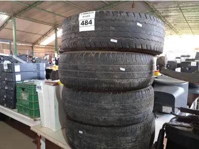 LOTE 484 - 04 PNEUS USADOS DE DIVERSAS NUMERAÇÕES. (NO ESTADO) ATENÇÃO! FAZER A VISITAÇÃO ANTES DE ARREMATAR, NÃO SABEMOS SE FUNCIONA. LEILÃO NÃO TEM GARANTIA E NEM DEVOLUÇÃO, SUJEITO A POSSÍVEIS AVARIAS VISÍVEIS/OCULTAS E/OU AUSÊNCIA DE COMPONENTES.