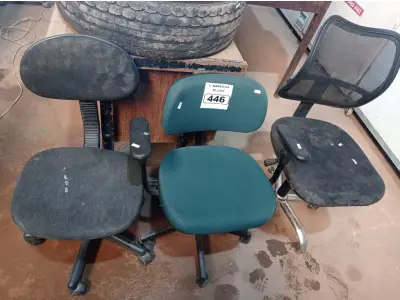 LOTE 446 - 03 CADEIRAS DE ESCRITÓRIO COM BASES GIRATÓRIAS. (NO ESTADO) ATENÇÃO! FAZER A VISITAÇÃO ANTES DE ARREMATAR, NÃO SABEMOS SE FUNCIONA. LEILÃO NÃO TEM GARANTIA E NEM DEVOLUÇÃO, SUJEITO A POSSÍVEIS AVARIAS VISÍVEIS/OCULTAS E/OU AUSÊNCIA DE COMPONENTES.