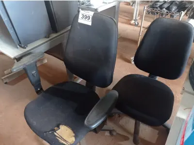 LOTE 399 - 02 CADEIRAS DE ESCRITÓRIO COM BASE GIRATÓRIA. (NO ESTADO) ATENÇÃO! FAZER A VISITAÇÃO ANTES DE ARREMATAR, NÃO SABEMOS SE FUNCIONA. LEILÃO NÃO TEM GARANTIA E NEM DEVOLUÇÃO, SUJEITO A POSSÍVEIS AVARIAS VISÍVEIS/OCULTAS E/OU AUSÊNCIA DE COMPONENTES.