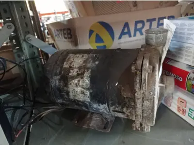 LOTE 206 - 01 MOTOBOMBA. (NO ESTADO) ATENÇÃO! FAZER A VISITAÇÃO ANTES DE ARREMATAR, NÃO SABEMOS SE FUNCIONA. LEILÃO NÃO TEM GARANTIA E NEM DEVOLUÇÃO, SUJEITO A POSSÍVEIS AVARIAS VISÍVEIS/OCULTAS E/OU AUSÊNCIA DE COMPONENTES.
