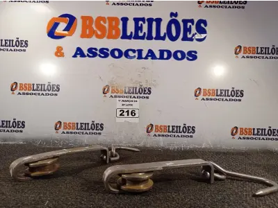 LOTE 216 - 02 SUPORTES DE AÇO PARA CARRETILHA. (NO ESTADO) ATENÇÃO! FAZER A VISITAÇÃO ANTES DE ARREMATAR, NÃO SABEMOS SE FUNCIONA. LEILÃO NÃO TEM GARANTIA E NEM DEVOLUÇÃO, SUJEITO A POSSÍVEIS AVARIAS VISÍVEIS/OCULTAS E/OU AUSÊNCIA DE COMPONENTES.