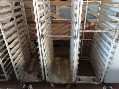 LOTE 518 - 03 CARRINHOS PARA TRANSPORTE DE BANDEJAS. (NO ESTADO) ATENÇÃO! FAZER A VISITAÇÃO ANTES DE ARREMATAR, NÃO SABEMOS SE FUNCIONA. LEILÃO NÃO TEM GARANTIA E NEM DEVOLUÇÃO, SUJEITO A POSSÍVEIS AVARIAS VISÍVEIS/OCULTAS E/OU AUSÊNCIA DE COMPONENTES.