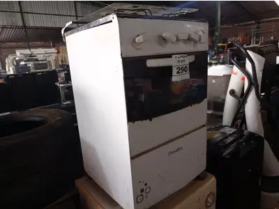 LOTE 290 - 01 FOGÃO A GÁS 04 BOCAS E 01 LAVADORA DE ROUPAS PARA RETIRADA DE PEÇAS. (NO ESTADO) ATENÇÃO! FAZER A VISITAÇÃO ANTES DE ARREMATAR, NÃO SABEMOS SE FUNCIONA. LEILÃO NÃO TEM GARANTIA E NEM DEVOLUÇÃO, SUJEITO A POSSÍVEIS AVARIAS VISÍVEIS/OCULTAS E/OU AUSÊNCIA DE COMPONENTES.