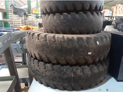 LOTE 440 - 5 PNEUS USADOS COM DIVERSOS AROS PARA BOBCAT. (NO ESTADO) ATENÇÃO! FAZER A VISITAÇÃO ANTES DE ARREMATAR, NÃO SABEMOS SE FUNCIONA. LEILÃO NÃO TEM GARANTIA E NEM DEVOLUÇÃO, SUJEITO A POSSÍVEIS AVARIAS VISÍVEIS/OCULTAS E/OU AUSÊNCIA DE COMPONENTES.