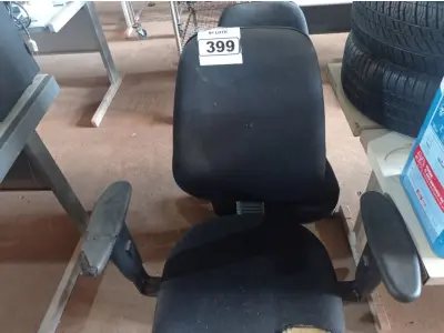 LOTE 399 - 02 CADEIRAS DE ESCRITÓRIO COM BASE GIRATÓRIA. (NO ESTADO) ATENÇÃO! FAZER A VISITAÇÃO ANTES DE ARREMATAR, NÃO SABEMOS SE FUNCIONA. LEILÃO NÃO TEM GARANTIA E NEM DEVOLUÇÃO, SUJEITO A POSSÍVEIS AVARIAS VISÍVEIS/OCULTAS E/OU AUSÊNCIA DE COMPONENTES.