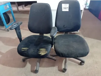 LOTE 507 - 02 CADEIRAS PARA ESCRITÓRIO COM PÉS GIRATÓRIOS. (NO ESTADO) ATENÇÃO! FAZER A VISITAÇÃO ANTES DE ARREMATAR, NÃO SABEMOS SE FUNCIONA. LEILÃO NÃO TEM GARANTIA E NEM DEVOLUÇÃO, SUJEITO A POSSÍVEIS AVARIAS VISÍVEIS/OCULTAS E/OU AUSÊNCIA DE COMPONENTES.