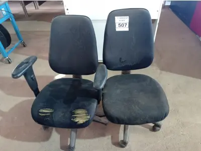 LOTE 507 - 02 CADEIRAS PARA ESCRITÓRIO COM PÉS GIRATÓRIOS. (NO ESTADO) ATENÇÃO! FAZER A VISITAÇÃO ANTES DE ARREMATAR, NÃO SABEMOS SE FUNCIONA. LEILÃO NÃO TEM GARANTIA E NEM DEVOLUÇÃO, SUJEITO A POSSÍVEIS AVARIAS VISÍVEIS/OCULTAS E/OU AUSÊNCIA DE COMPONENTES.