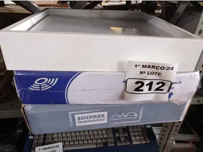 LOTE 212 - 03 LUMINÁRIAS DE EMBUTIR. (NO ESTADO) ATENÇÃO! FAZER A VISITAÇÃO ANTES DE ARREMATAR, NÃO SABEMOS SE FUNCIONA. LEILÃO NÃO TEM GARANTIA E NEM DEVOLUÇÃO, SUJEITO A POSSÍVEIS AVARIAS VISÍVEIS/OCULTAS E/OU AUSÊNCIA DE COMPONENTES.