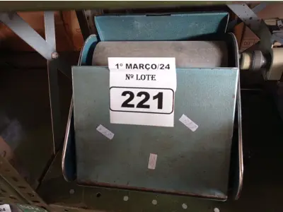 LOTE 221 - 01 MIMEOGRAFO. (NO ESTADO) ATENÇÃO! FAZER A VISITAÇÃO ANTES DE ARREMATAR, NÃO SABEMOS SE FUNCIONA. LEILÃO NÃO TEM GARANTIA E NEM DEVOLUÇÃO, SUJEITO A POSSÍVEIS AVARIAS VISÍVEIS/OCULTAS E/OU AUSÊNCIA DE COMPONENTES.