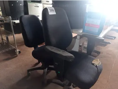 LOTE 399 - 02 CADEIRAS DE ESCRITÓRIO COM BASE GIRATÓRIA. (NO ESTADO) ATENÇÃO! FAZER A VISITAÇÃO ANTES DE ARREMATAR, NÃO SABEMOS SE FUNCIONA. LEILÃO NÃO TEM GARANTIA E NEM DEVOLUÇÃO, SUJEITO A POSSÍVEIS AVARIAS VISÍVEIS/OCULTAS E/OU AUSÊNCIA DE COMPONENTES.
