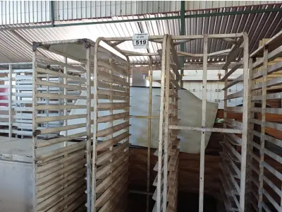 LOTE 519 - 03 CARRINHOS PARA TRANSPORTE DE BANDEJAS. (NO ESTADO) ATENÇÃO! FAZER A VISITAÇÃO ANTES DE ARREMATAR, NÃO SABEMOS SE FUNCIONA. LEILÃO NÃO TEM GARANTIA E NEM DEVOLUÇÃO, SUJEITO A POSSÍVEIS AVARIAS VISÍVEIS/OCULTAS E/OU AUSÊNCIA DE COMPONENTES.