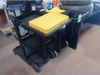 LOTE 376 - 02 CARRINHOS DE LIMPEZA INCOMPLETOS. (NO ESTADO) ATENÇÃO! FAZER A VISITAÇÃO ANTES DE ARREMATAR, NÃO SABEMOS SE FUNCIONA. LEILÃO NÃO TEM GARANTIA E NEM DEVOLUÇÃO, SUJEITO A POSSÍVEIS AVARIAS VISÍVEIS/OCULTAS E/OU AUSÊNCIA DE COMPONENTES.
