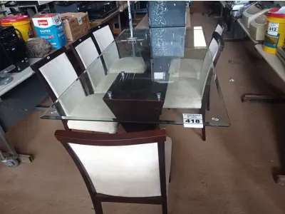 LOTE 418 - 01 MESA DE JANTAR COM TAMPO DE VIDRO E 06 CADEIRAS. (NO ESTADO) ATENÇÃO! FAZER A VISITAÇÃO ANTES DE ARREMATAR, NÃO SABEMOS SE FUNCIONA. LEILÃO NÃO TEM GARANTIA E NEM DEVOLUÇÃO, SUJEITO A POSSÍVEIS AVARIAS VISÍVEIS/OCULTAS E/OU AUSÊNCIA DE COMPONENTES.