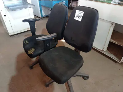 LOTE 507 - 02 CADEIRAS PARA ESCRITÓRIO COM PÉS GIRATÓRIOS. (NO ESTADO) ATENÇÃO! FAZER A VISITAÇÃO ANTES DE ARREMATAR, NÃO SABEMOS SE FUNCIONA. LEILÃO NÃO TEM GARANTIA E NEM DEVOLUÇÃO, SUJEITO A POSSÍVEIS AVARIAS VISÍVEIS/OCULTAS E/OU AUSÊNCIA DE COMPONENTES.