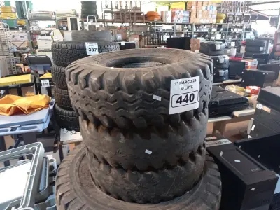 LOTE 440 - 5 PNEUS USADOS COM DIVERSOS AROS PARA BOBCAT. (NO ESTADO) ATENÇÃO! FAZER A VISITAÇÃO ANTES DE ARREMATAR, NÃO SABEMOS SE FUNCIONA. LEILÃO NÃO TEM GARANTIA E NEM DEVOLUÇÃO, SUJEITO A POSSÍVEIS AVARIAS VISÍVEIS/OCULTAS E/OU AUSÊNCIA DE COMPONENTES.