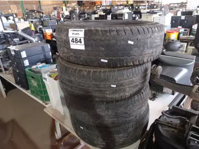 LOTE 484 - 04 PNEUS USADOS DE DIVERSAS NUMERAÇÕES. (NO ESTADO) ATENÇÃO! FAZER A VISITAÇÃO ANTES DE ARREMATAR, NÃO SABEMOS SE FUNCIONA. LEILÃO NÃO TEM GARANTIA E NEM DEVOLUÇÃO, SUJEITO A POSSÍVEIS AVARIAS VISÍVEIS/OCULTAS E/OU AUSÊNCIA DE COMPONENTES.